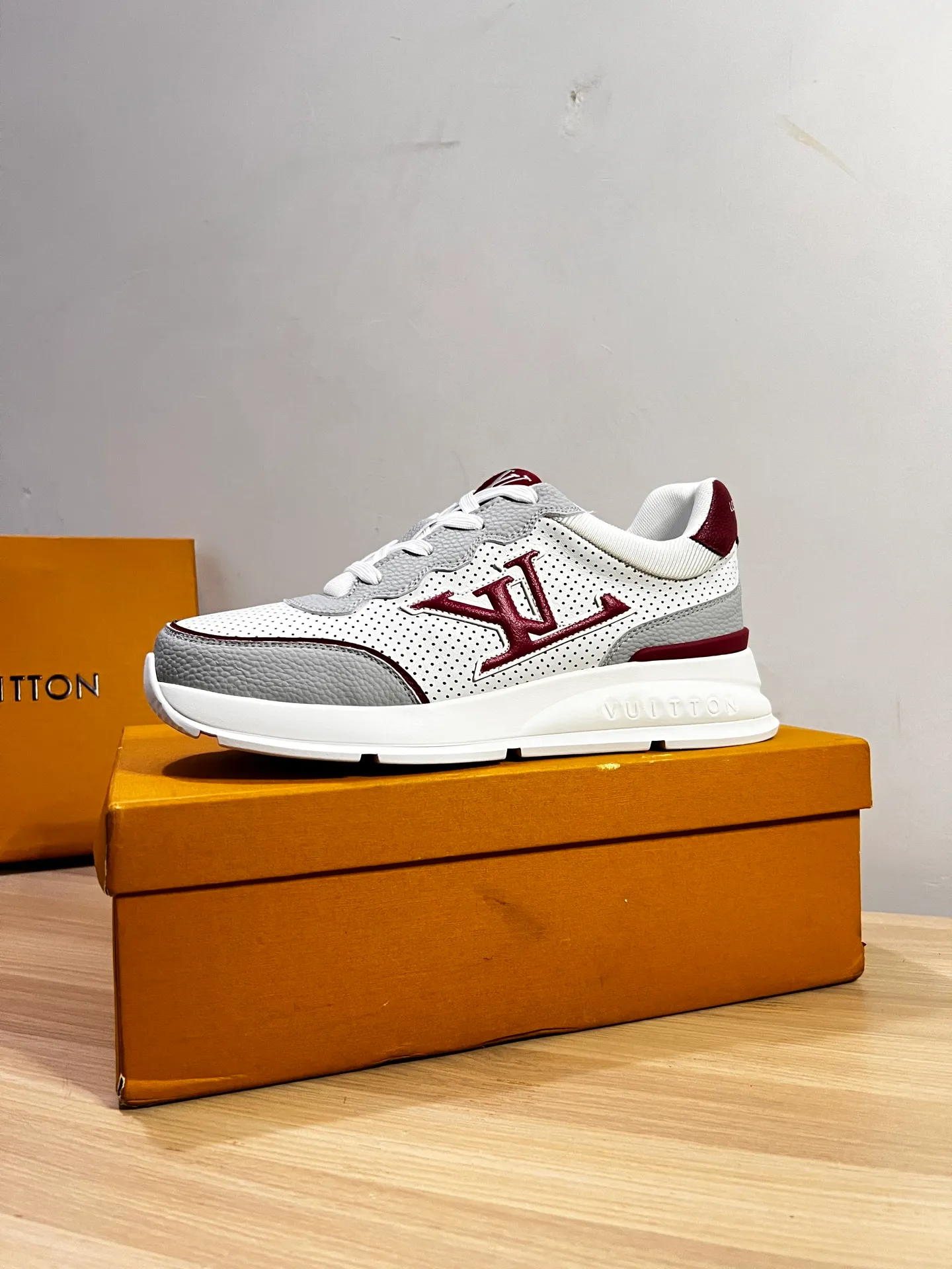 Factory price: 438💰LV men's classic casual sneakers. This sneaker is made of soft cow leather and has a classic logo. The classic logo shapes the elegant upper. The thick yet lightweight rubber outsole is embossed with the Louis Vuitton logo. The padded insole and technical lining once again upgrade the comfort experience. The calfskin lining imported from Italy is high-end and comfortable, and the original outsole is light and wear-resistant! Purely handmade, details determine quality! Size: 38-45, customized 45